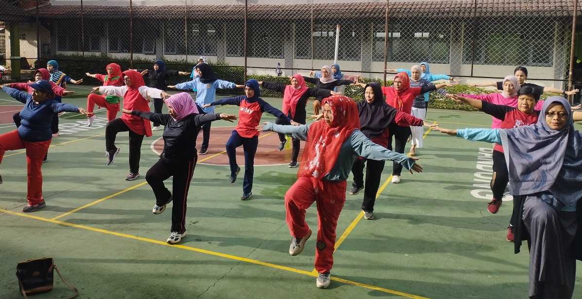 Diesnatalis ke 23 Poltekkes Kemenkes Bandung: Senam Bersama dan Bakti Sosial